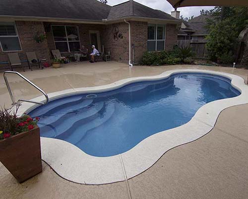 Installer Swimming Pool Contractor Daffan Texas East Oak Hill Fiberglass Pools Builder to install a private backyard water resort